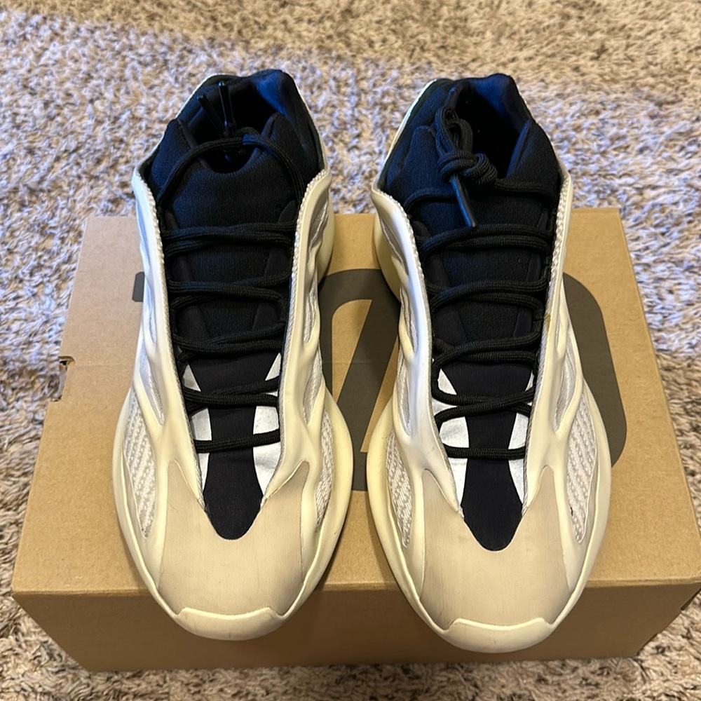 Yeezy Azael 700 V3 size 11.5